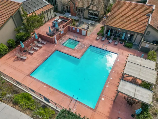Oaknoll Villas swimming pool, spa and clubhouse.
