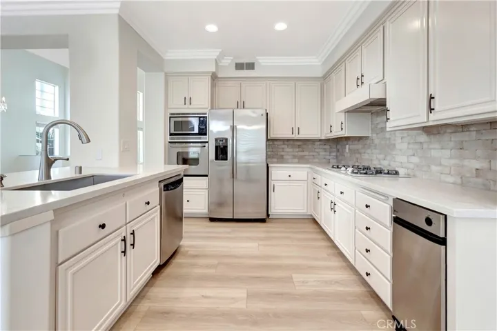 Large, inviting and working kitchen - UPGRADED nicely
