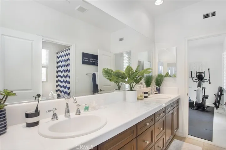 Hollywood Bathroom for Bedrooms 2 & 3