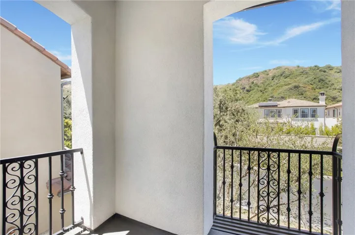 Bedroom 2/Balcony