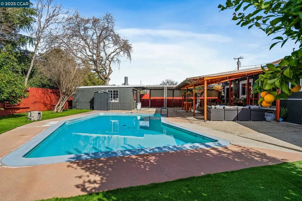 1525 Ayers Rd, Concord, California 94521 home-pic-23