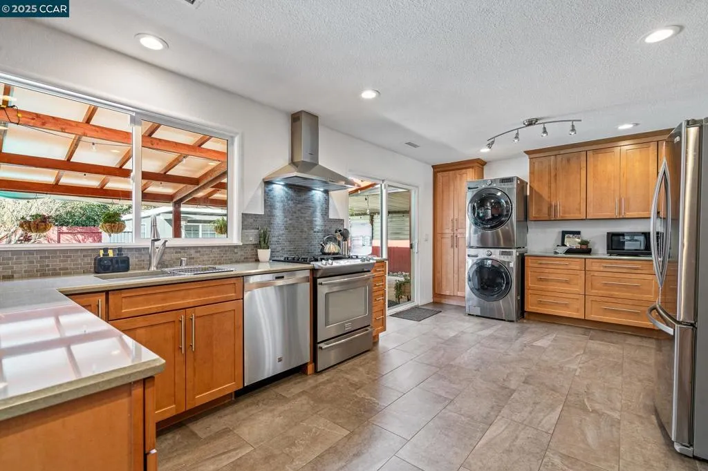 1525 Ayers Rd, Concord, California 94521 home-pic-8
