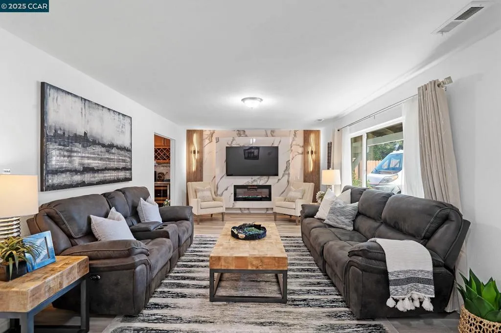 1525 Ayers Rd, Concord, California 94521 home-pic-1