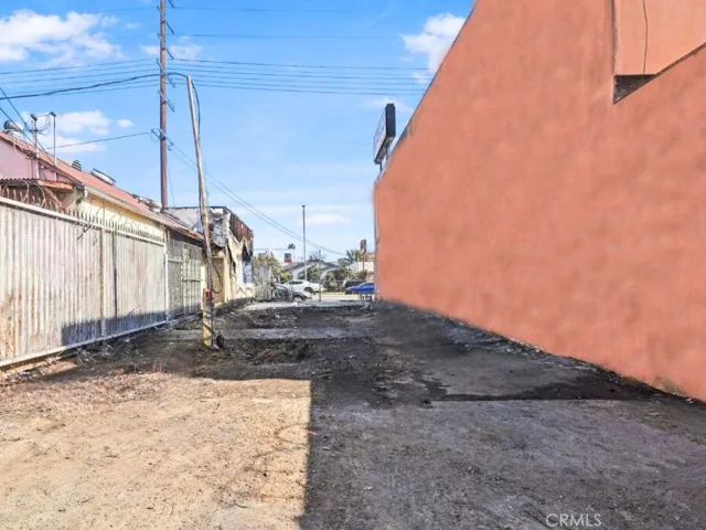 Spacious lot ready for development or investment opportunities