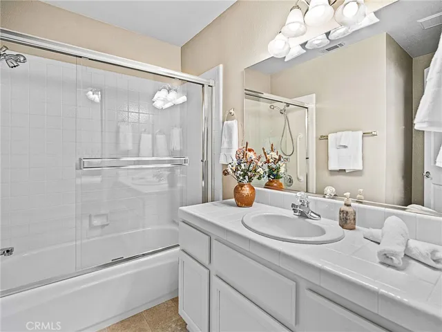upstairs ensuite bathroom