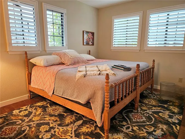 Guest Bedroom - Upstairs