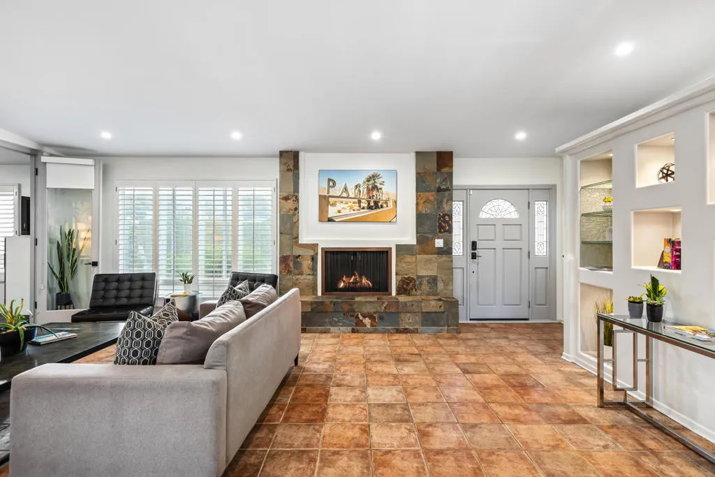 1090 S Calle De Maria, Palm Springs, California 92264 home-pic-9