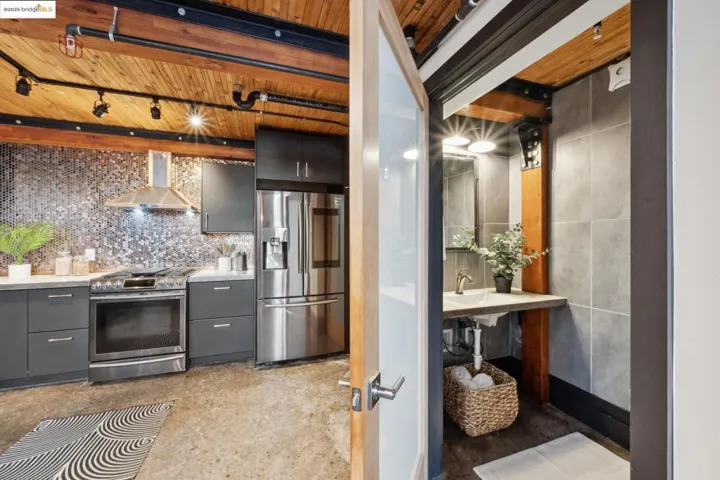 6105 San Pablo Ave 102, Oakland, California 94608