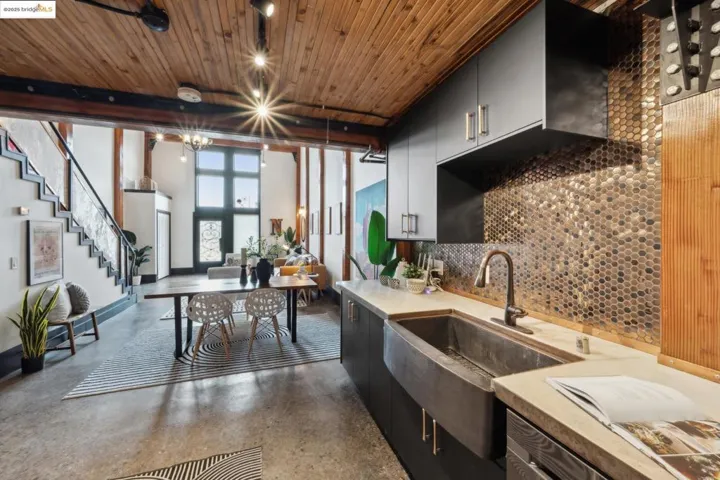 6105 San Pablo Ave 102, Oakland, California 94608