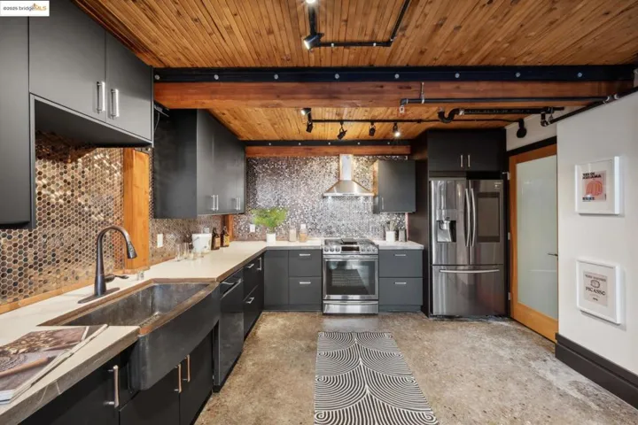 6105 San Pablo Ave 102, Oakland, California 94608