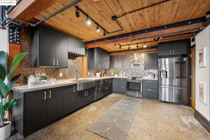 6105 San Pablo Ave 102, Oakland, California 94608