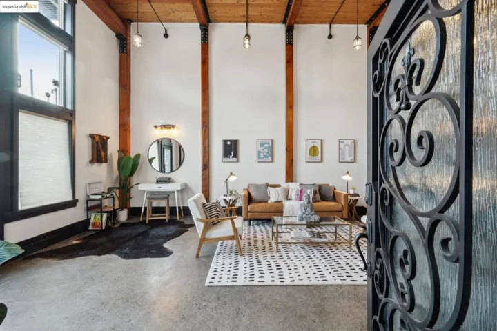 6105 San Pablo Ave 102, Oakland, California 94608