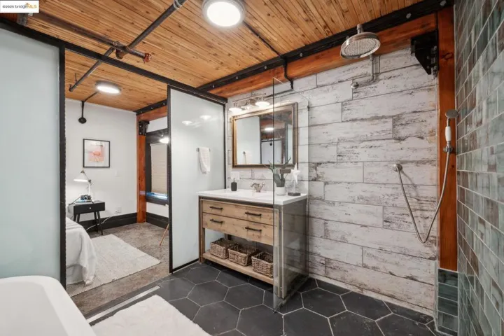 6105 San Pablo Ave 102, Oakland, California 94608