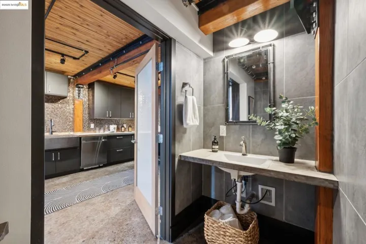 6105 San Pablo Ave 102, Oakland, California 94608