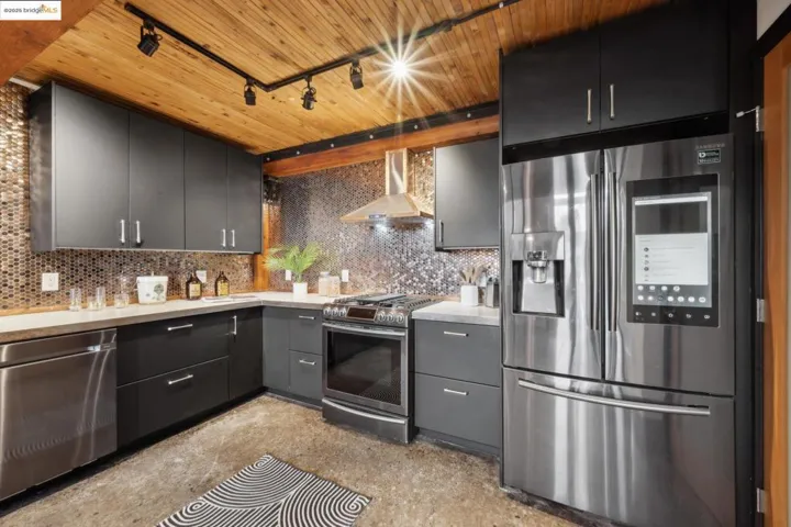 6105 San Pablo Ave 102, Oakland, California 94608