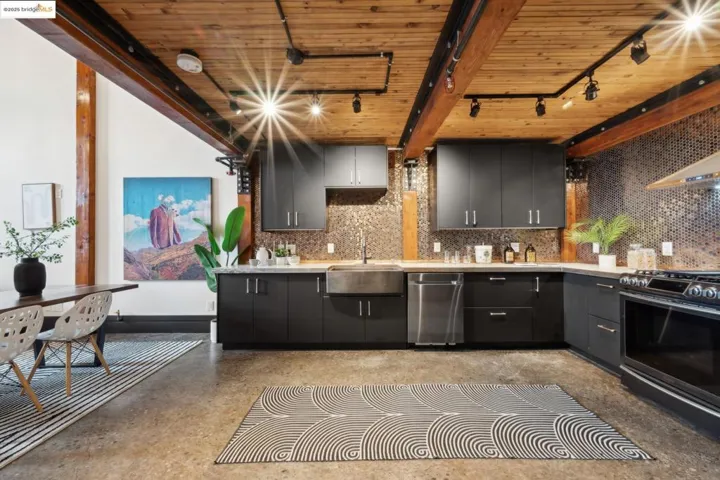 6105 San Pablo Ave 102, Oakland, California 94608