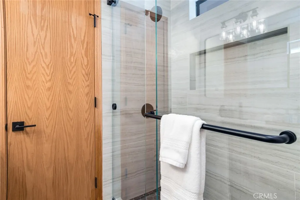 332 E Country Club Boulevard, Big Bear City, California 92314 home-pic-17