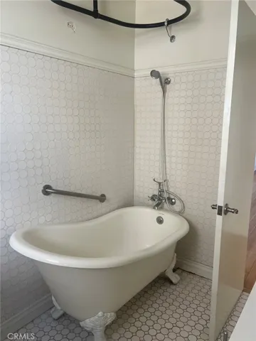 Clawfoot bathtub