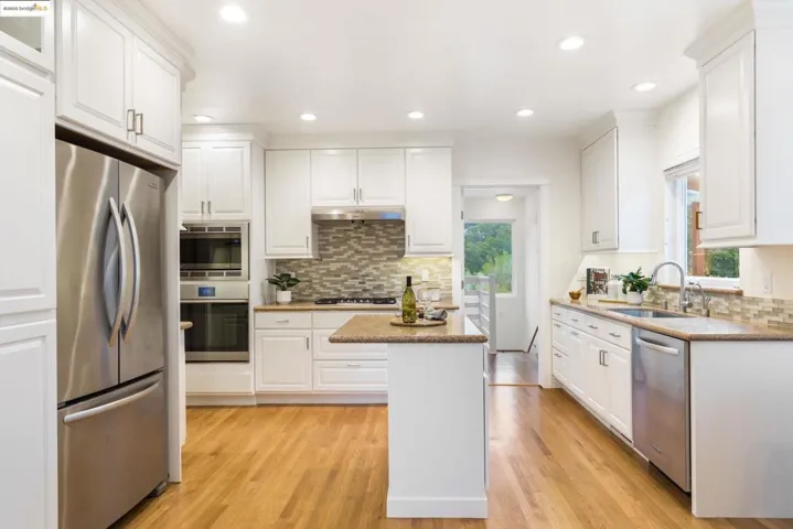 7025 Thornhill Dr, Oakland, California 94611