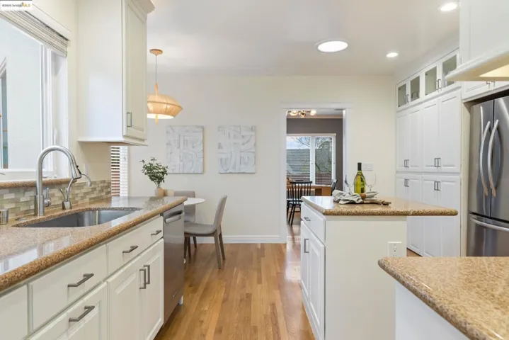 7025 Thornhill Dr, Oakland, California 94611