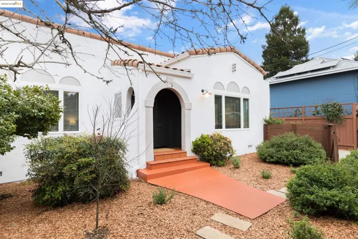 7025 Thornhill Dr, Oakland, California 94611