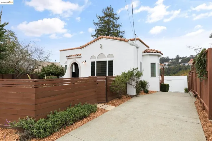 7025 Thornhill Dr, Oakland, California 94611