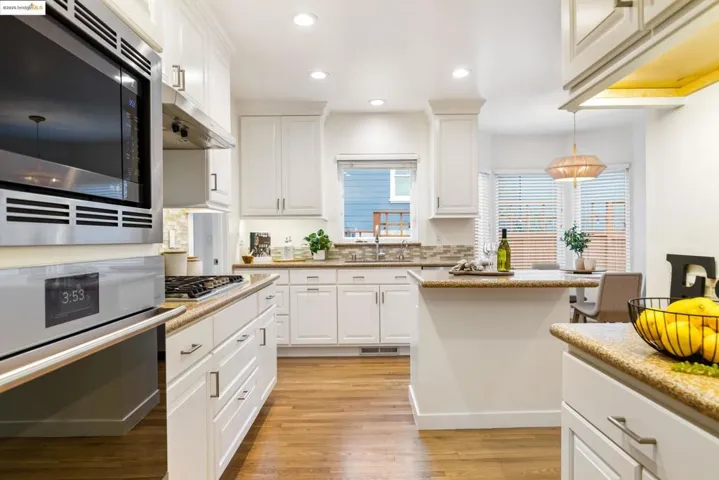 7025 Thornhill Dr, Oakland, California 94611