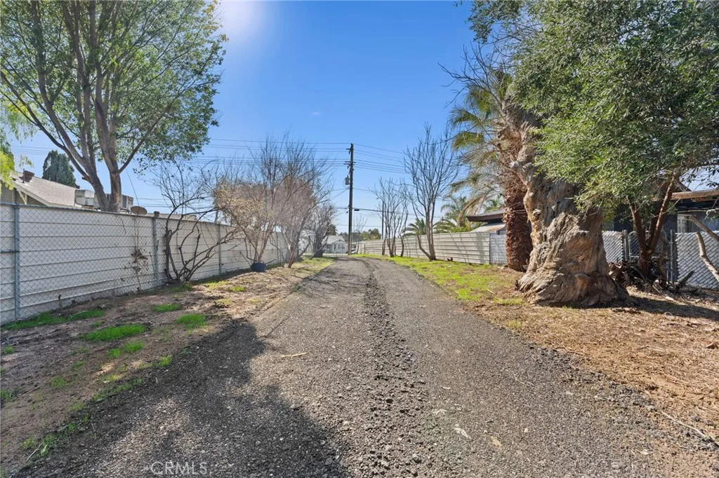 520 W Randall Avenue, Rialto, California 92376 home-pic-24