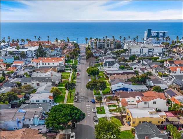 Just a few blocks to the Pacific Ocean !