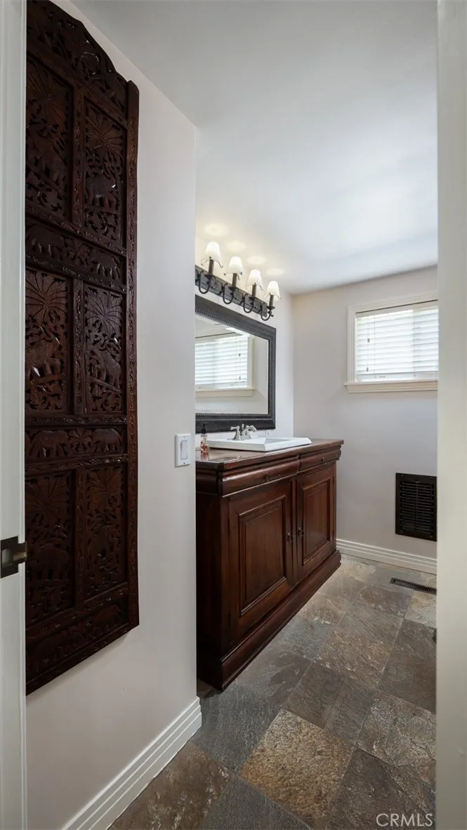 1222 W Sharon Road, Santa Ana, California 92706 home-pic-22