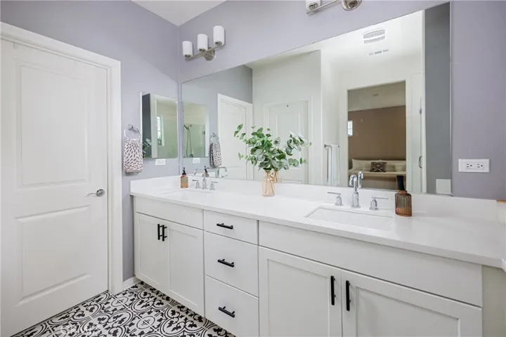 Upstairs Ensuite Bathroom