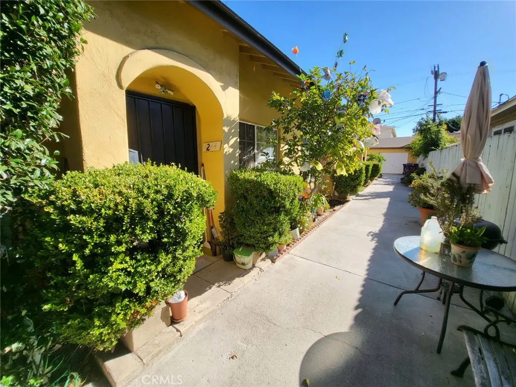 1240 S Muirfield Road, Los Angeles, California 90019 home-pic-1