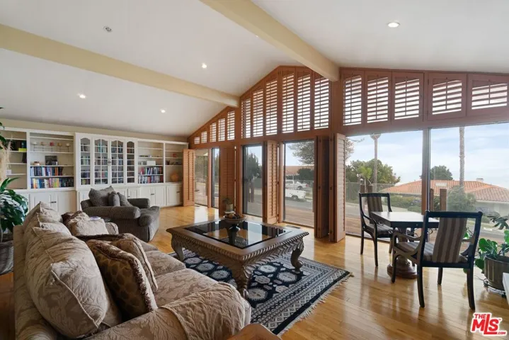 6847 Crest Road, Rancho Palos Verdes, California 90275
