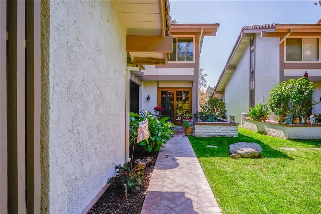 712 Via Zapata, Riverside, California 92507 home-pic-5