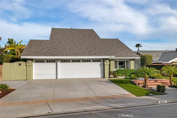 Remodeled front yard & backyard w/no maintenance artificial grass