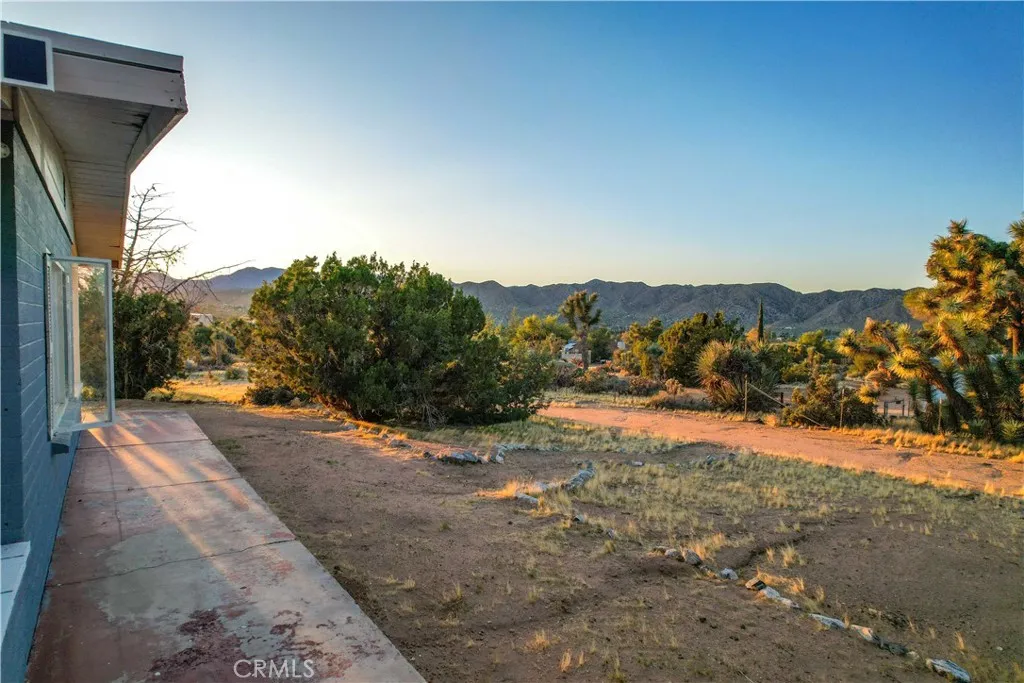 7985 Deer Trail, Yucca Valley, California 92284 home-pic-23