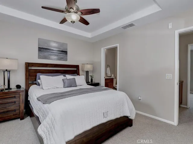Main bedroom with en suite bath