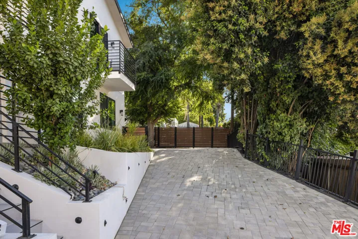 22298 1/2 Cass Avenue, Woodland Hills, California 91364