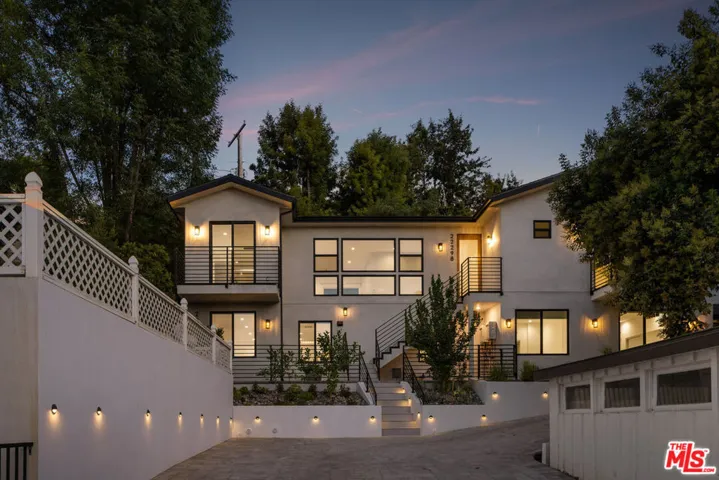 22298 1/2 Cass Avenue, Woodland Hills, California 91364