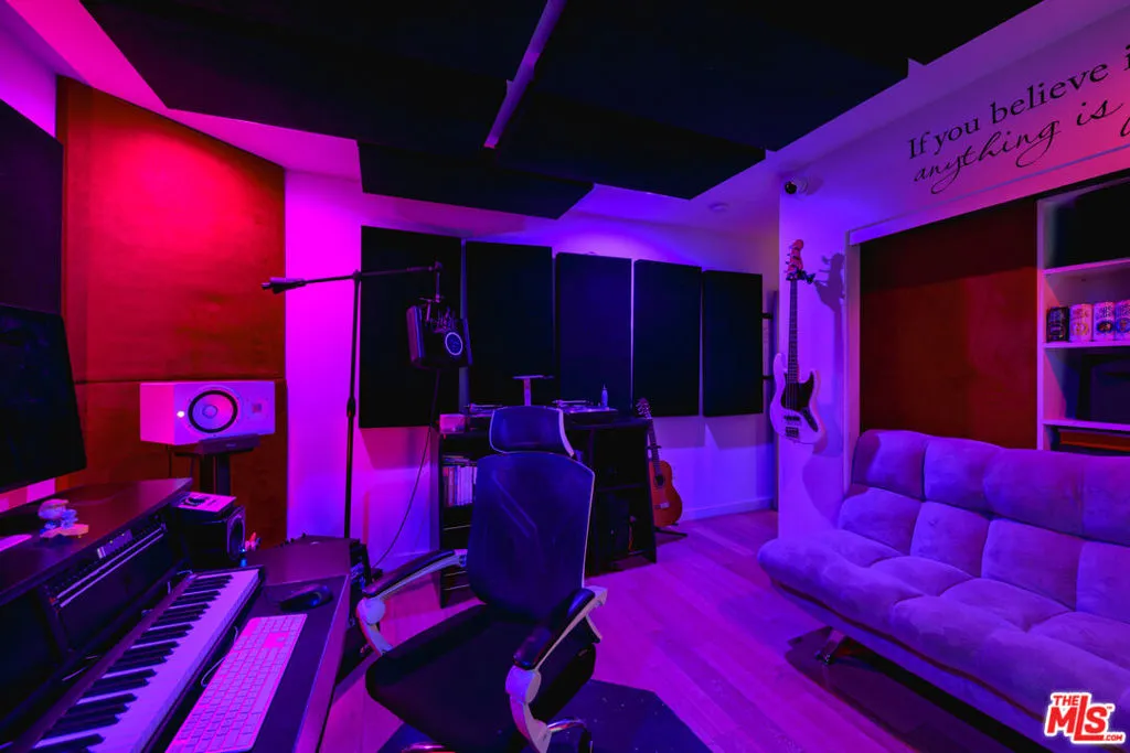 6733 W Hepburn Way, Los Angeles, California 90038 home-pic-20