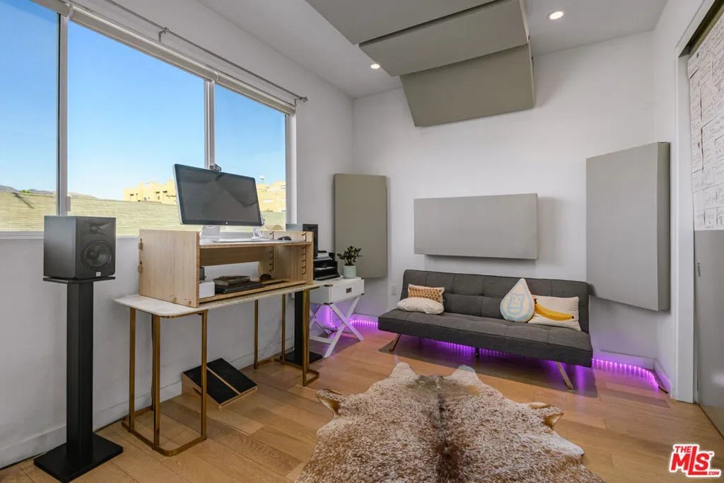 6733 W Hepburn Way, Los Angeles, California 90038 home-pic-16