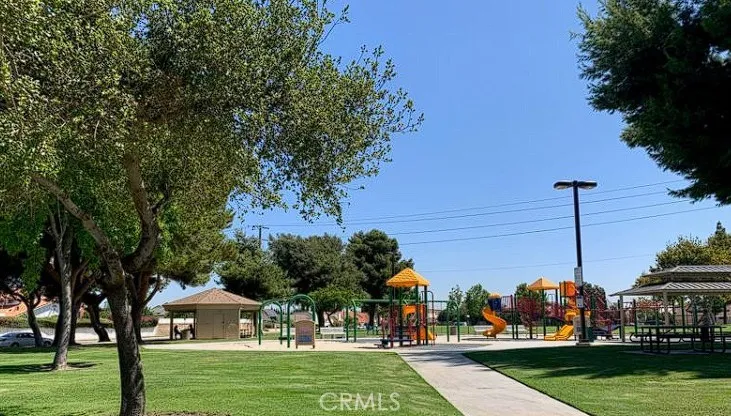 Only steps away, Bowling Green Park offers a great space to play basketball, walk and play with kids and pets, or just enjoy beautiful open space.