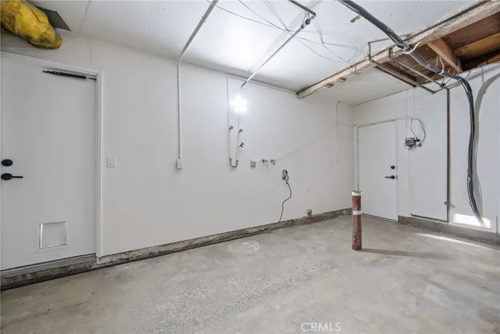 Washer and dryer hookups!