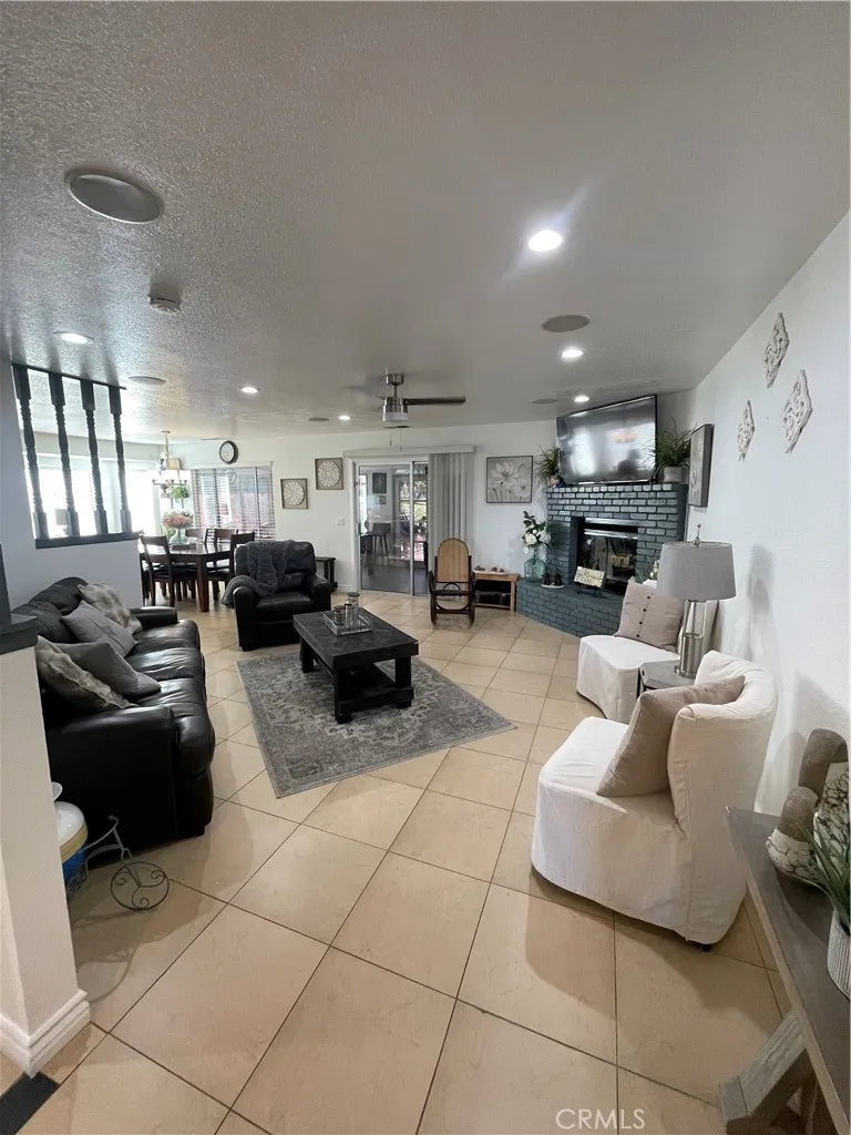 14172 La Paz Drive, Victorville, California 92395 home-pic-2