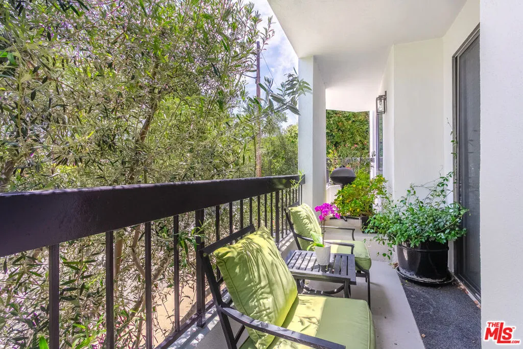 9033 Vista Grande Street 3, West Hollywood, California 90069, 2 Bedrooms Bedrooms, ,3 BathroomsBathrooms,Residential Lease,For Rent,Vista Grande,25501443