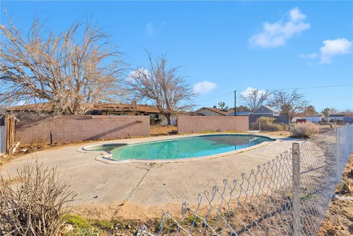 14018 Jicarilla Road, Apple Valley, California 92307