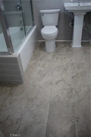 Different view of the bathroom.