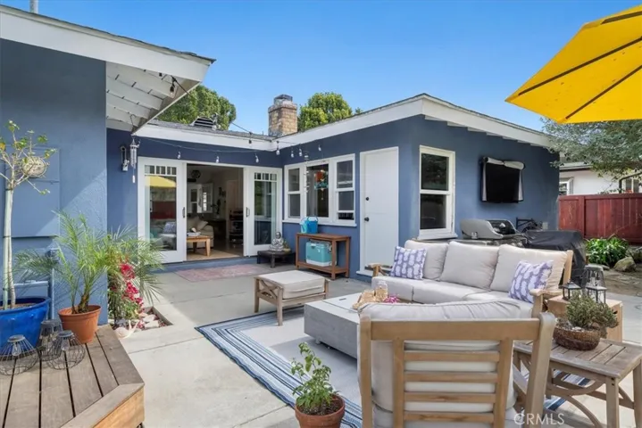 Indoor/outdoor transition, outdoor seating right outside