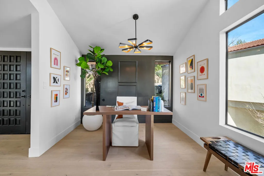 5064 Llano Drive, Woodland Hills, California 91364 home-pic-10