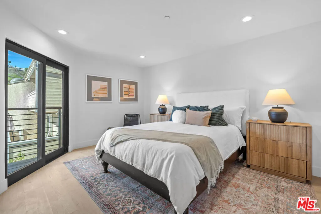 5064 Llano Drive, Woodland Hills, California 91364 home-pic-23